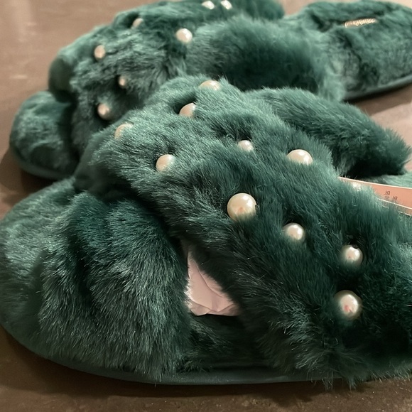 Victoria’s Secret Criss Cross Faux Fur Green and Faux Pearl Slippers NWT - Picture 7 of 11